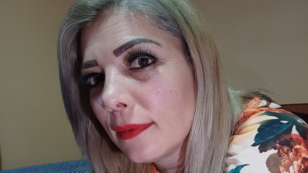 Amateur Webcam Model BellaMiki Shares Her Unique Perspective