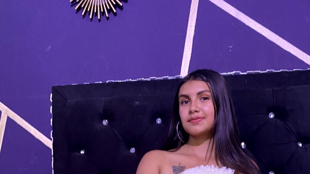 Amateur Webcam Model BrianaSimons Shares Her Unique Perspective