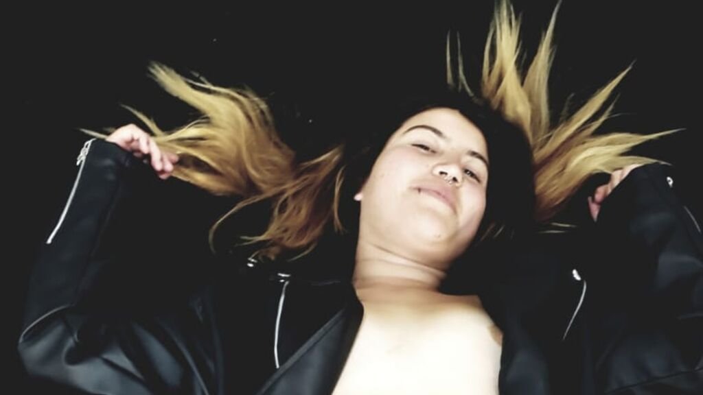 amateur webcam model brithanygomez shares her unique perspective