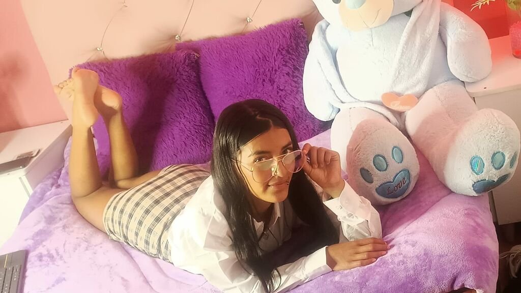 Amateur Webcam Model CarolinePolashek Shares Her Unique Perspective