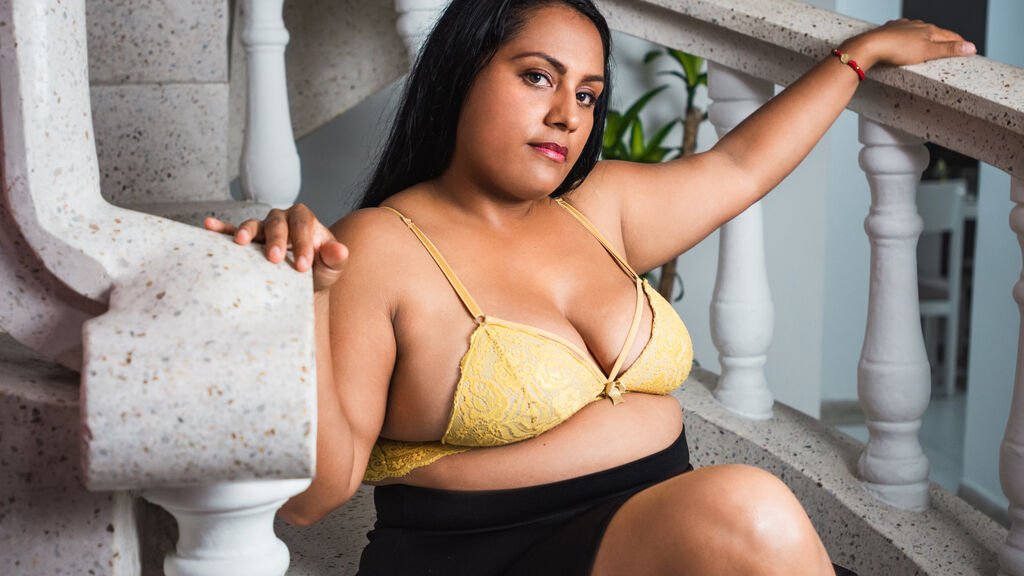 amateur webcam model casandralourdes shares her unique perspective