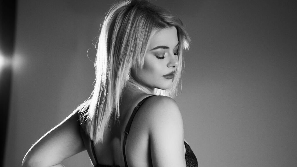 Amateur Webcam Model CaseyMonroe Shares Her Unique Perspective