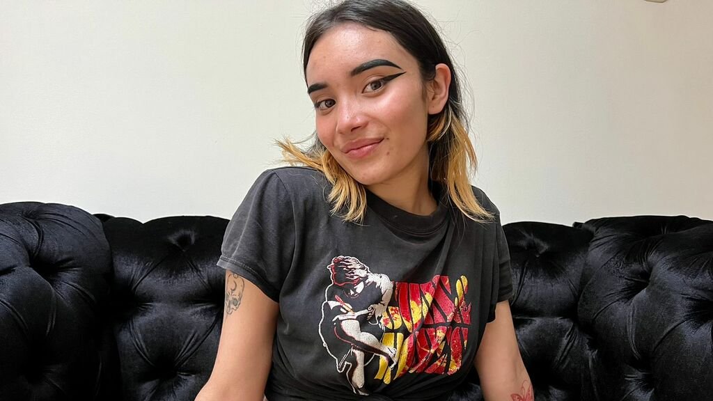 Amateur Webcam Model DanielaCarpier Shares Her Passionate Performance