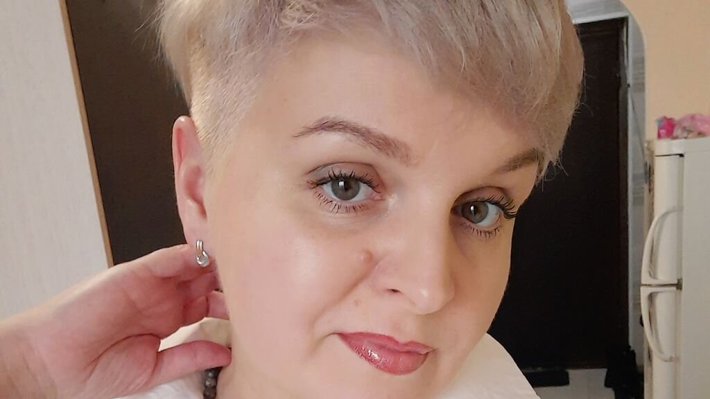 Amateur Webcam Model DonaDiona Shares Her Passionate Performance