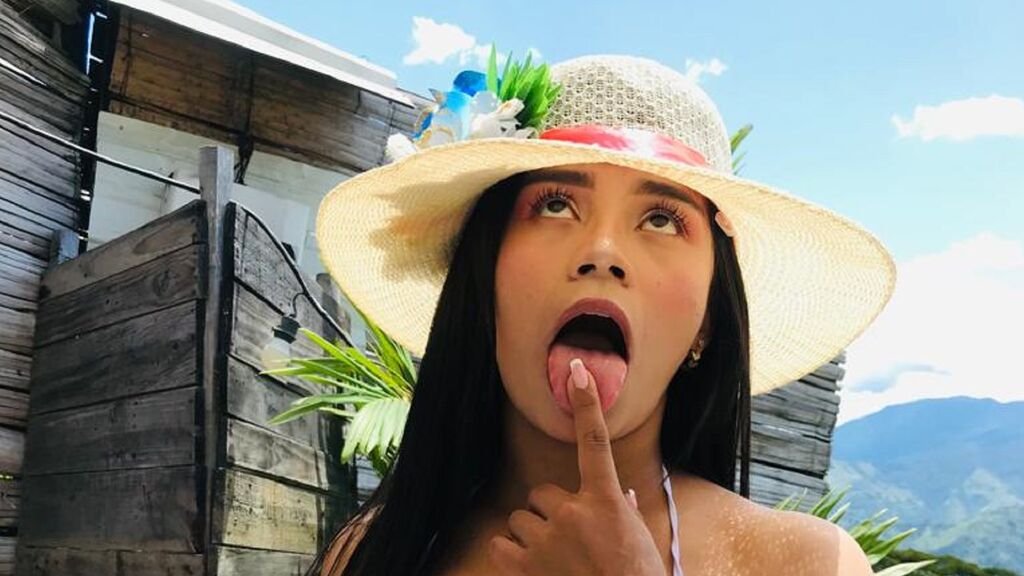 Amateur Webcam Model Dreams: My Journey with Scarlet Brunett