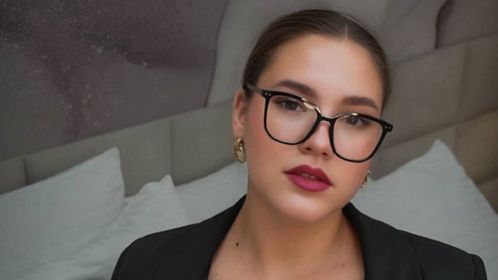 Amateur Webcam Model Edie Hodge Shares Her Unique Perspective Amateur Webcam Model Edie Hodge Shares Her Unique Perspective