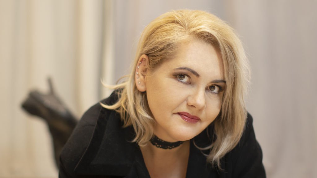 Amateur Webcam Model EstellaCharles Shares Her Passion Amateur Webcam Model EstellaCharles Shares Her Passion