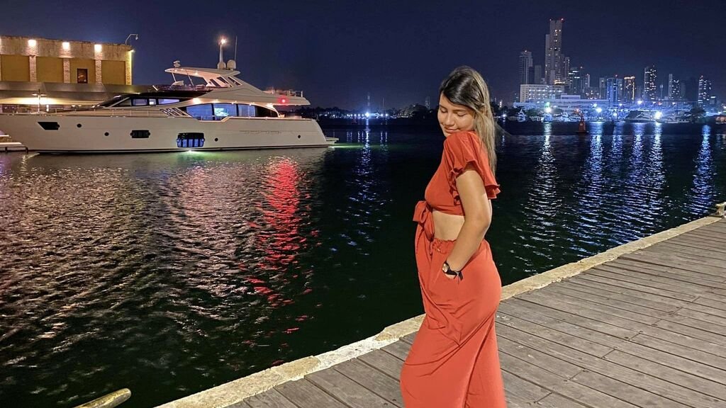 amateur webcam model evelynbenett shares her unique perspective