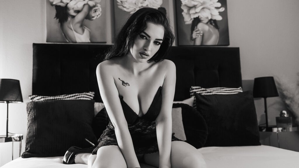 Amateur Webcam Model EvelynNoir Shares Her Unique Perspective Amateur Webcam Model EvelynNoir Shares Her Unique Perspective