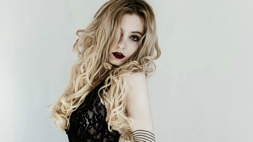 amateur webcam model finds success as angelikamoebius