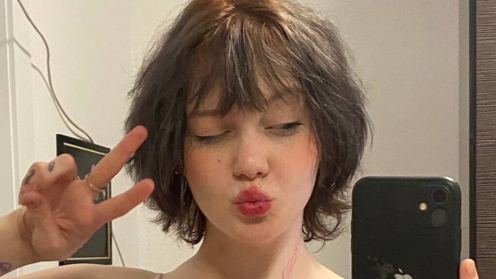 Amateur Webcam Model Finds Success with AngelaRecord