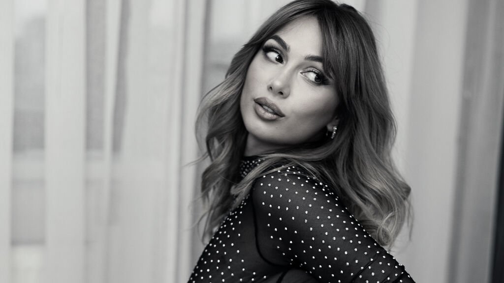 amateur webcam model finds success with avapairs