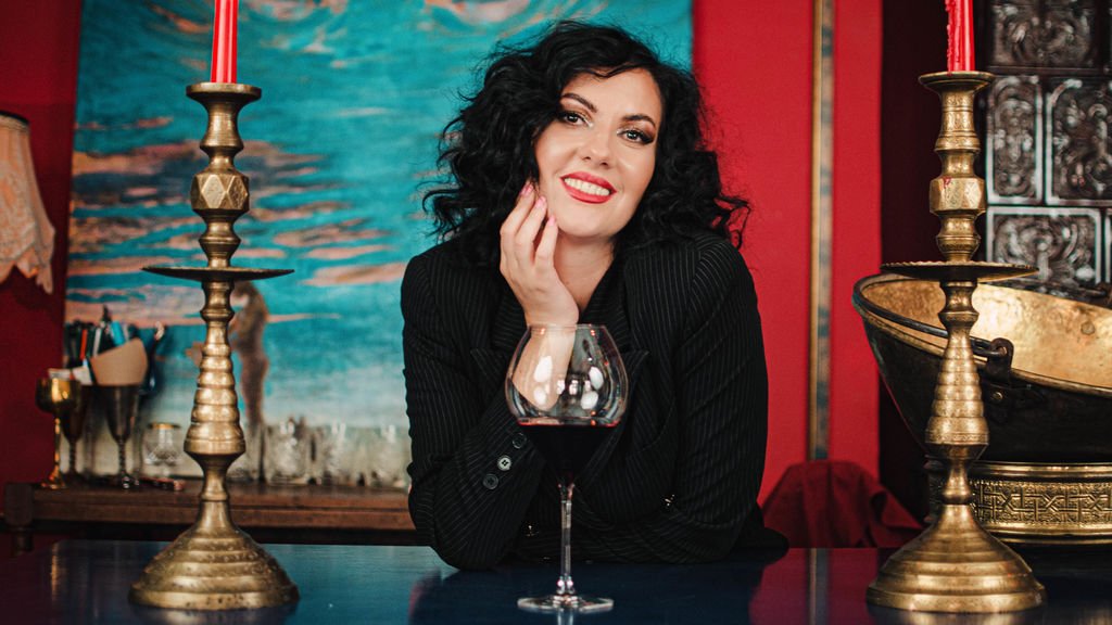 Amateur Webcam Model GloryaRove Shines