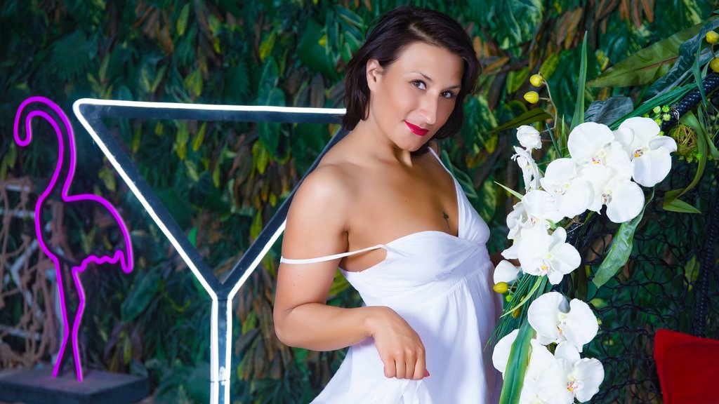 Amateur Webcam Model HotLiss Takes Center Stage