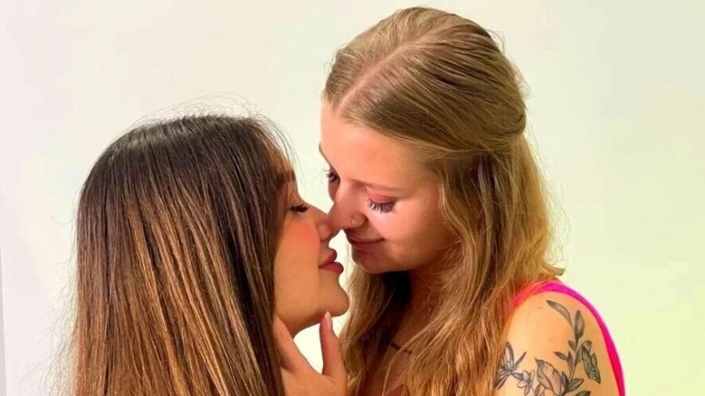 Amateur Webcam Model KarinaActina Shares Her Passionate Performances