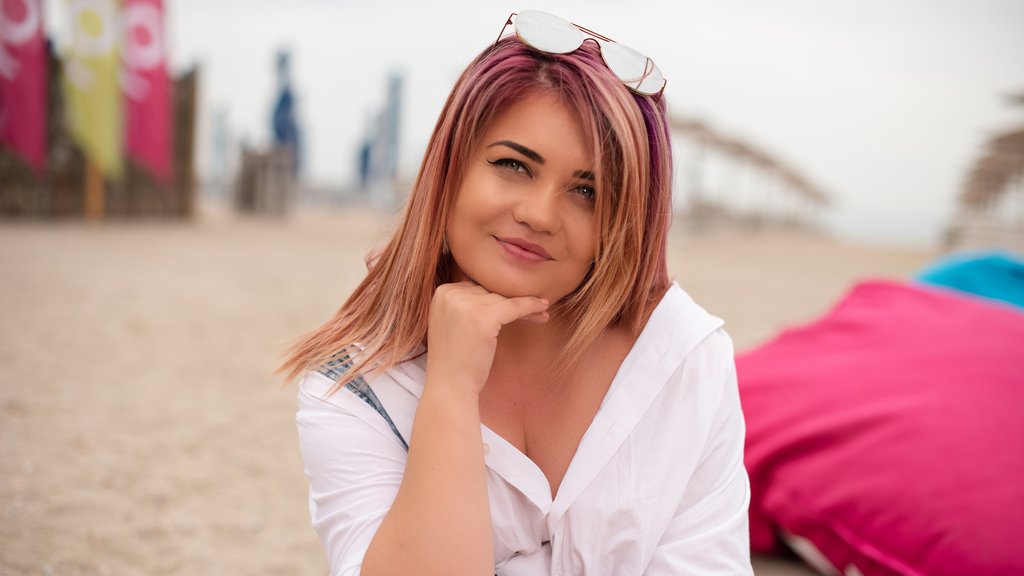 Amateur Webcam Model KarrieBrielle Shares Her Unique Perspective