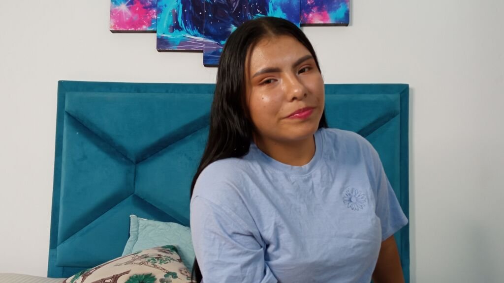 Amateur Webcam Model KattyLiam Shares Her Passionate Performances