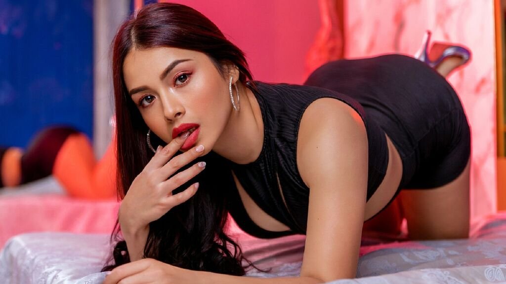 Amateur Webcam Model KatyAybar Shares Her Passionate Performances