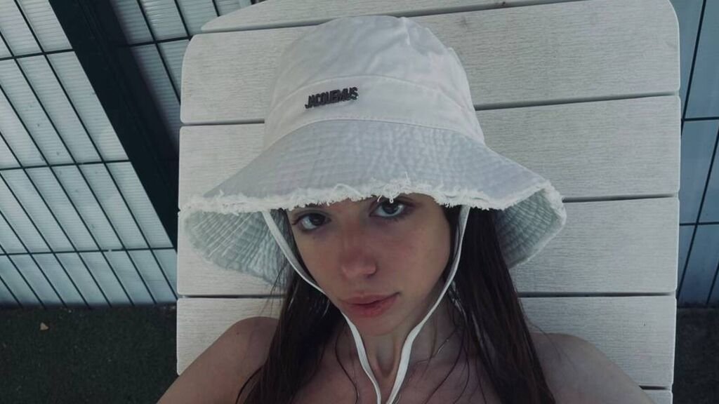 amateur webcam model katygimler shares her unique perspective