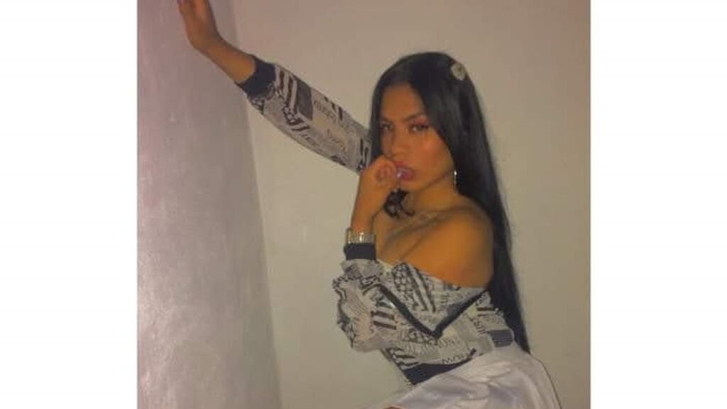 amateur webcam model kendalrosses unleashing her inner star