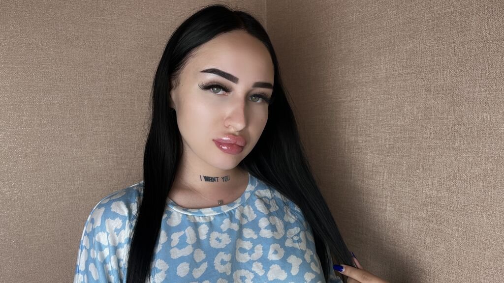 Amateur Webcam Model KylieWein Shares Her Unique Perspective