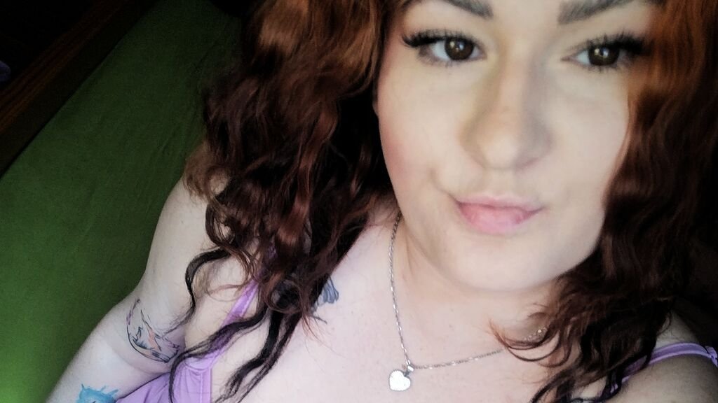 Amateur Webcam Model LauraSarah Shares Her Passionate Performances