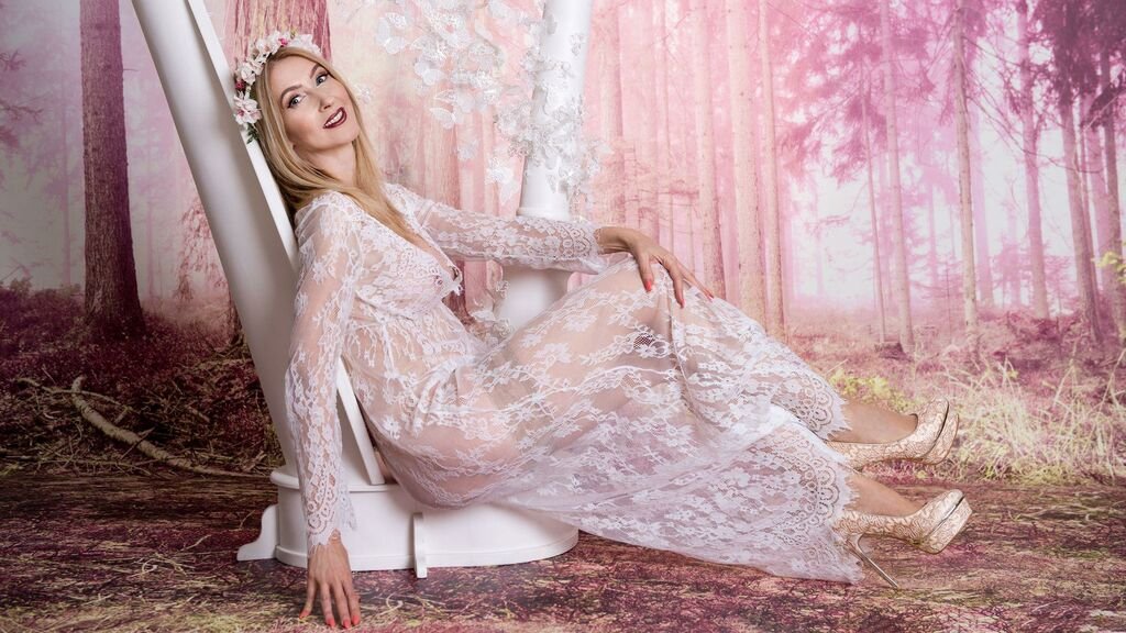 amateur webcam model leeasmith shares her passionate performances