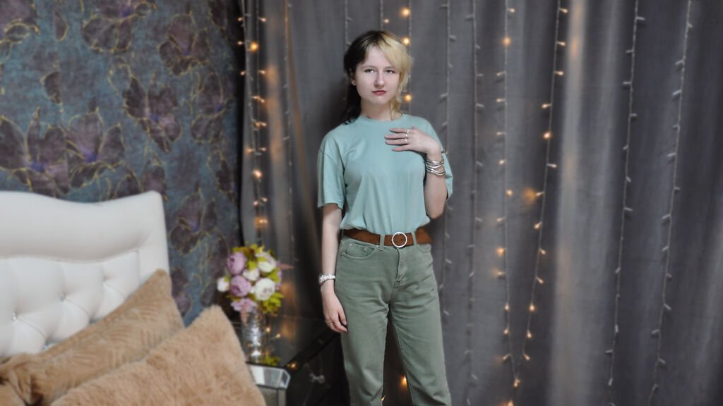 amateur webcam model linamurph shares her passionate performances