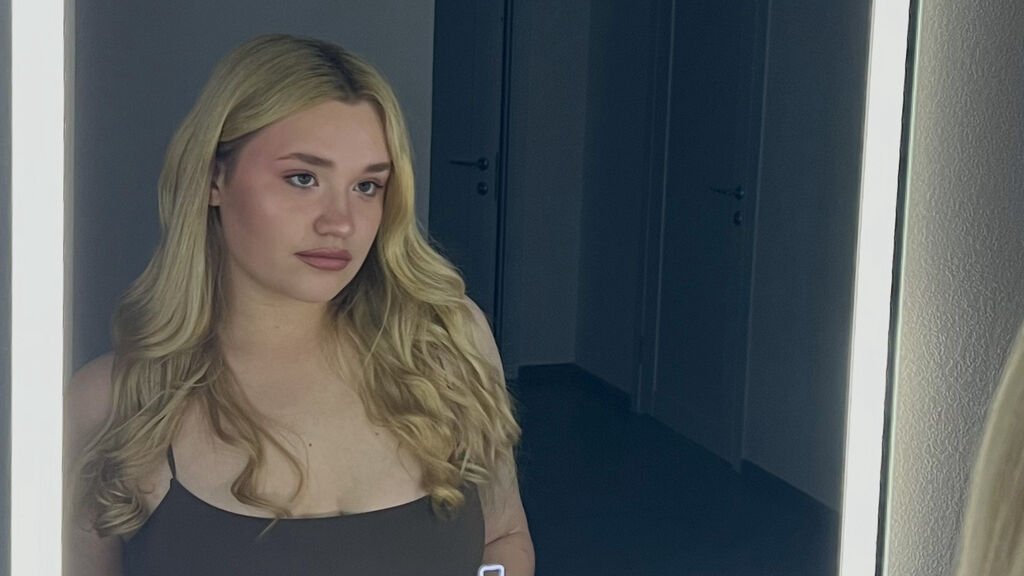 Amateur Webcam Model LolaOstin Shares Her Unique Perspective