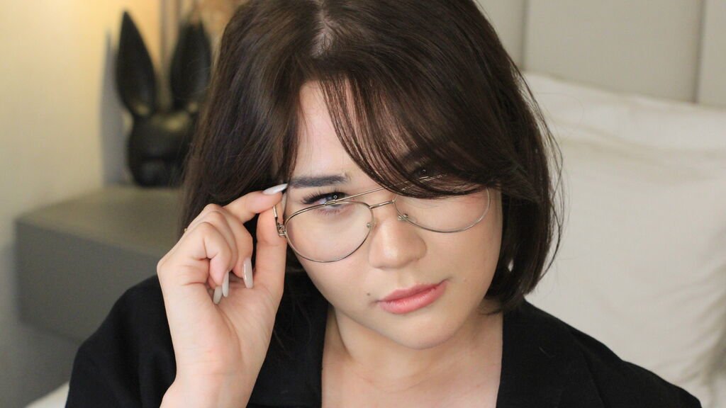 Amateur Webcam Model LucyMilano Shares Her Passionate Performances