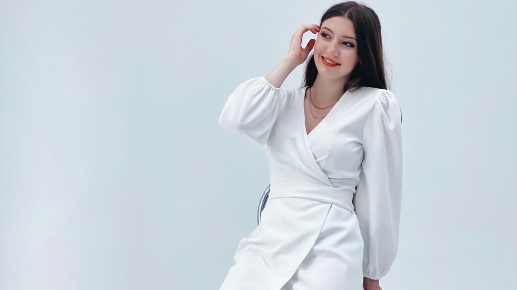 Amateur Webcam Model MaddyRichard Shares Her Unique Talents