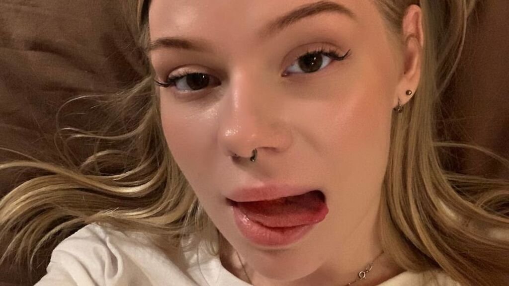 Amateur Webcam Model Magic with MaganFoxy Amateur Webcam Model Magic with MaganFoxy