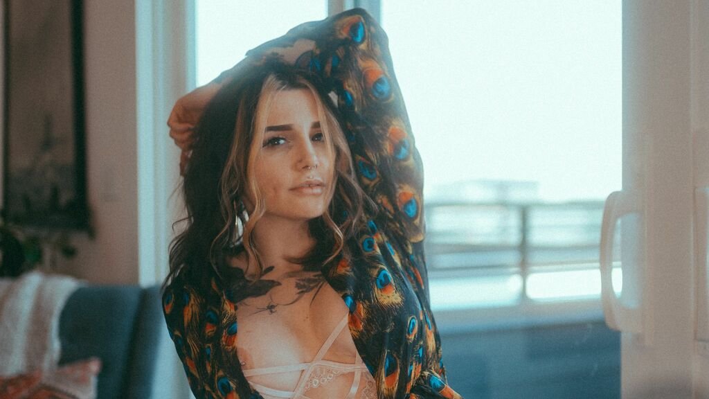 Amateur Webcam Model MarieJaye Shares Her Passionate Performance