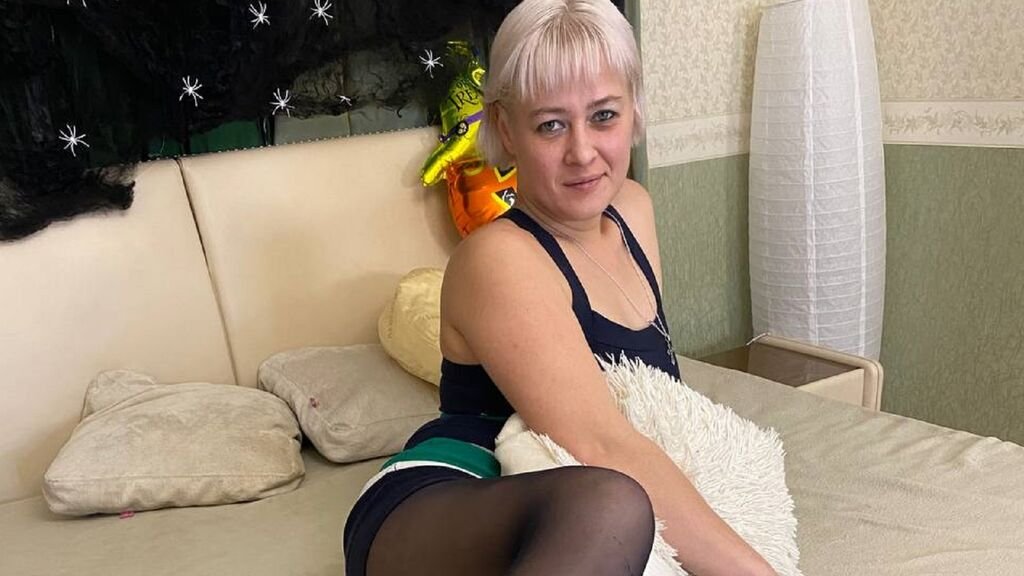 amateur webcam model marymillson shares her passionate performances