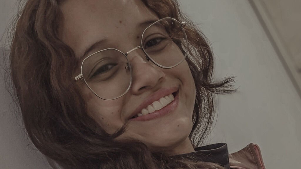 amateur webcam model mialim shares her passionate performance