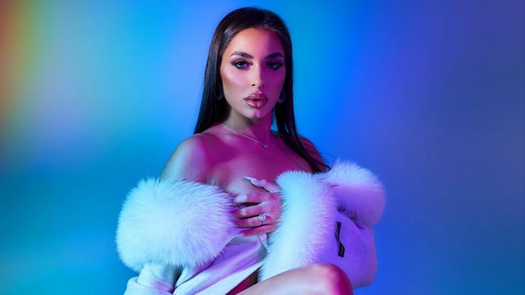 amateur webcam model miamusee shares her passion