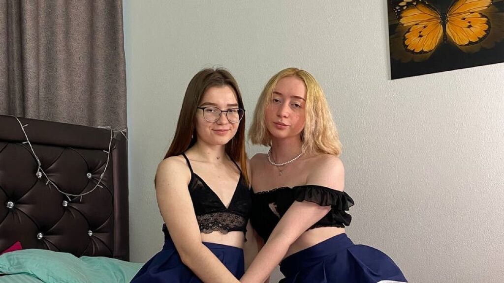 amateur webcam model miarosae shares her passionate performances