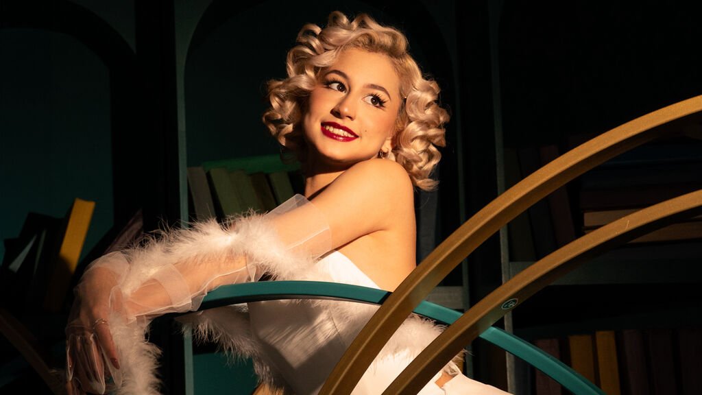 Amateur Webcam Model MillyKay Shares Her Unique Perspective