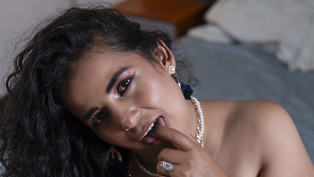 Amateur Webcam Model MirandaHils Shares Her Passionate Performances