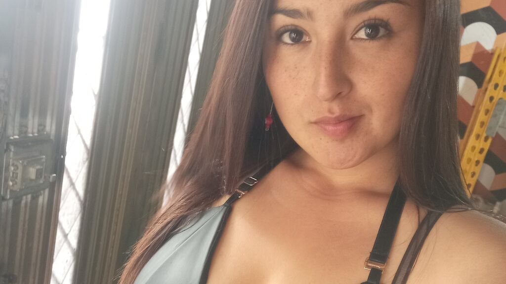 Amateur Webcam Model MirandaMendez Shares Her Unique Perspective