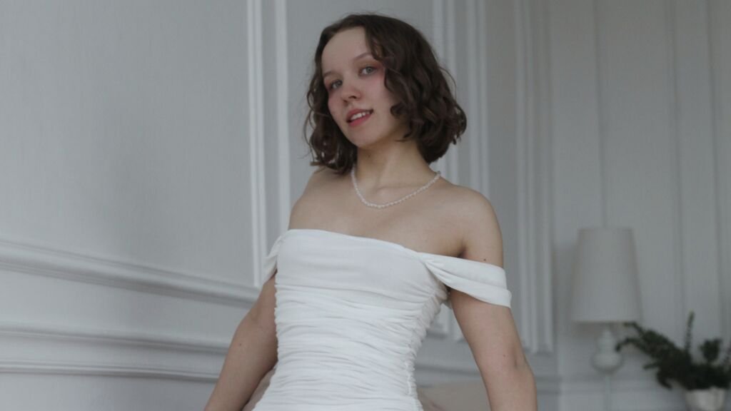 Amateur Webcam Model MisaMellisa Shares Her Passionate Performances