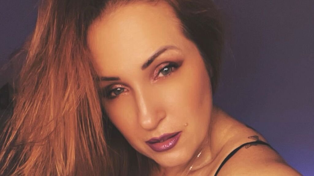 Amateur Webcam Model MissChambers Shares Her Passionate Performances