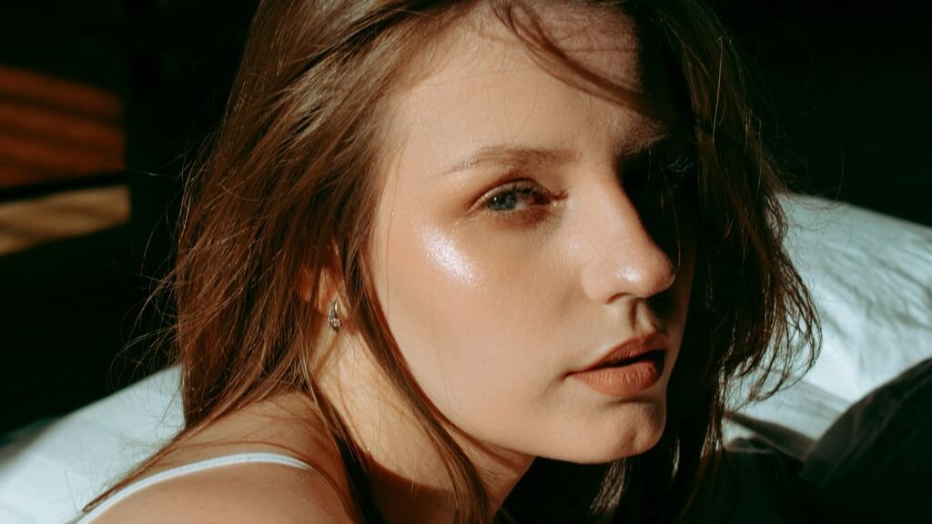 amateur webcam model monicalodgic shares her unique perspective