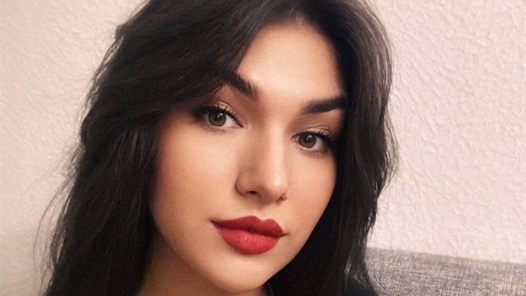 amateur webcam model monicavii shares her passionate performances