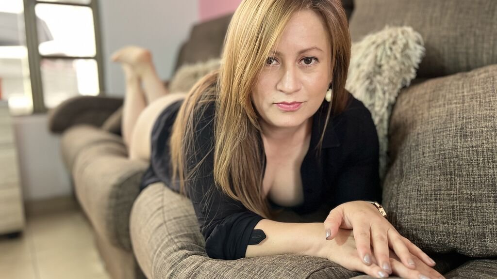 Amateur Webcam Model MoniReese Shares Her Passionate Performance Amateur Webcam Model MoniReese Shares Her Passionate Performance