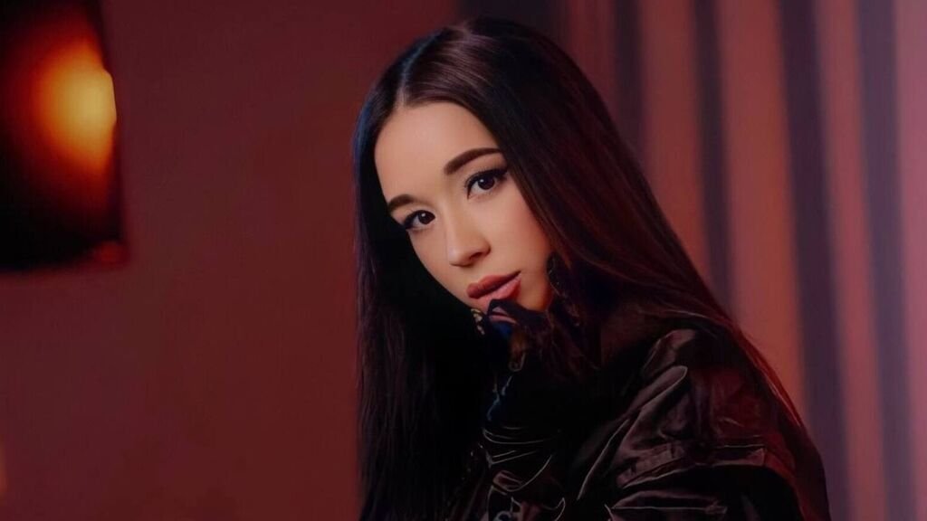 Amateur Webcam Model MyraOwen Shares Her Unique Perspective