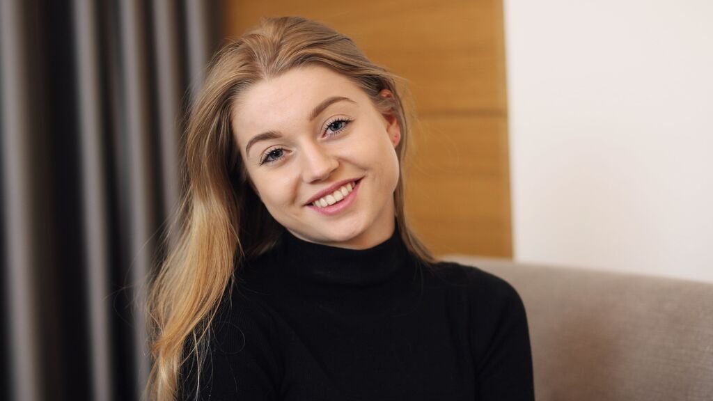 amateur webcam model mysteryerica unveils her secrets