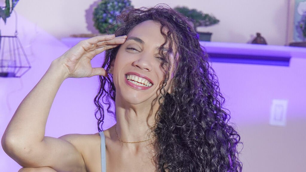 amateur webcam model naiabenedict shares her passionate performances