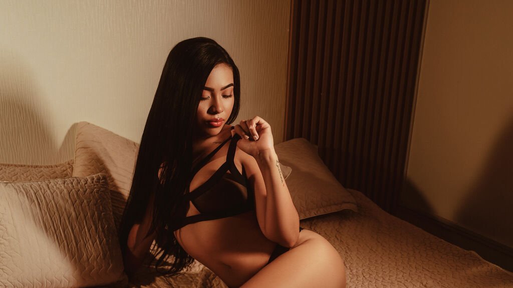 amateur webcam model naomimoralez shares her unique perspective
