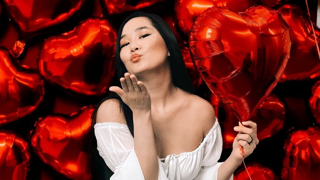 Amateur Webcam Model PandoraDavis Shares Her Passionate Performances